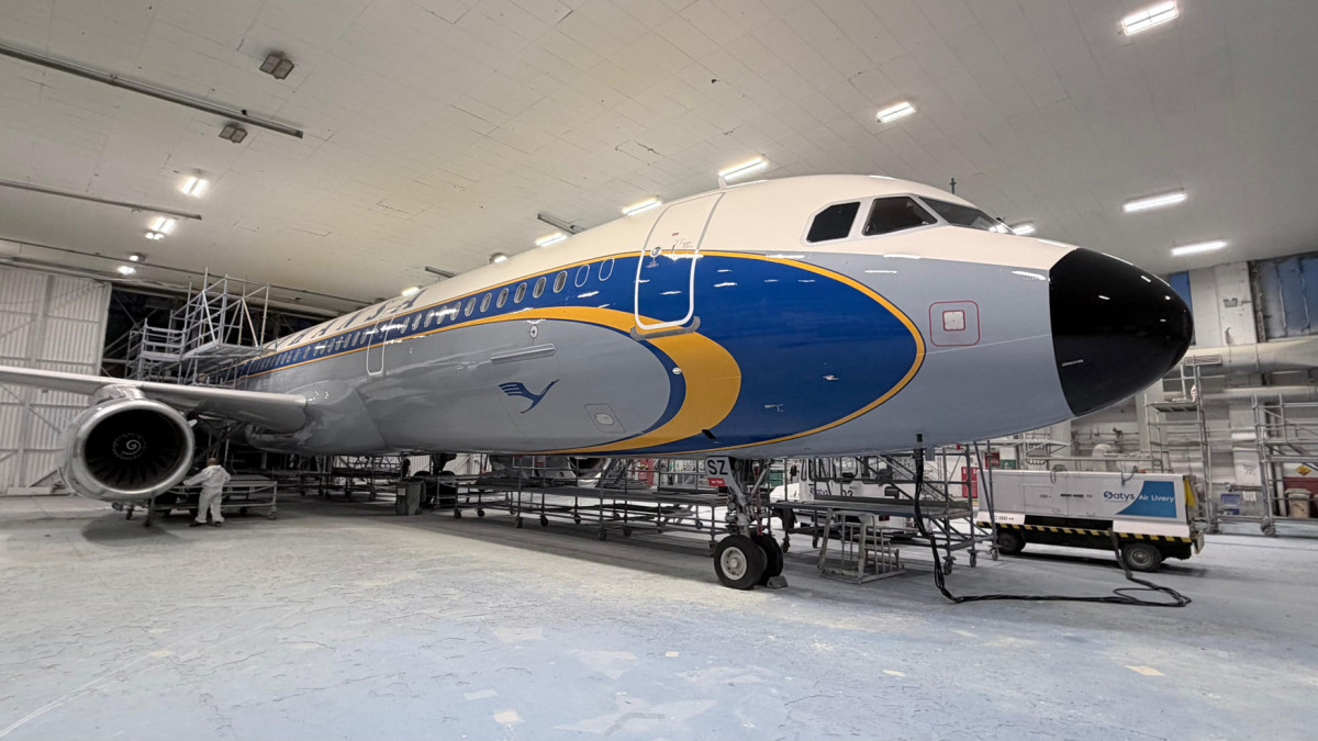 Special 'retro' livery design for Lufthansa's 'Superstar'. Airbus A321-200. D-AISZ.